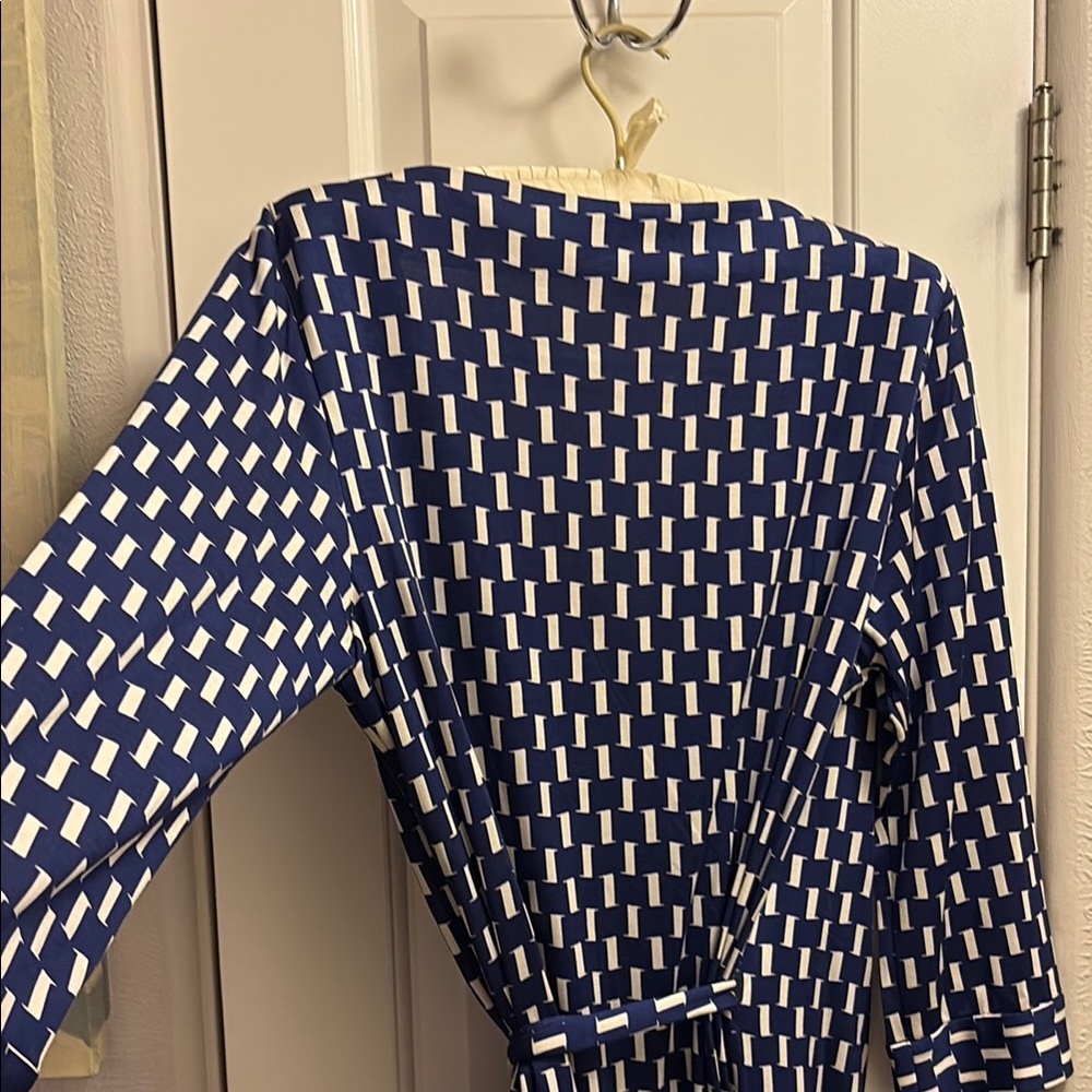Diane Von Furstenberg Wrap Dress  Blue and White Pattern like new - Picture 3 of 4